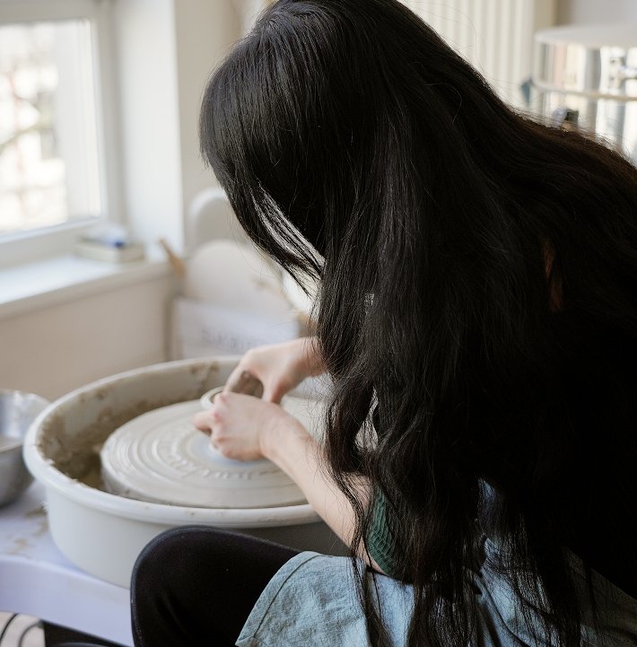 potter-wheel-throwing-in-pottery-studio-Berlin